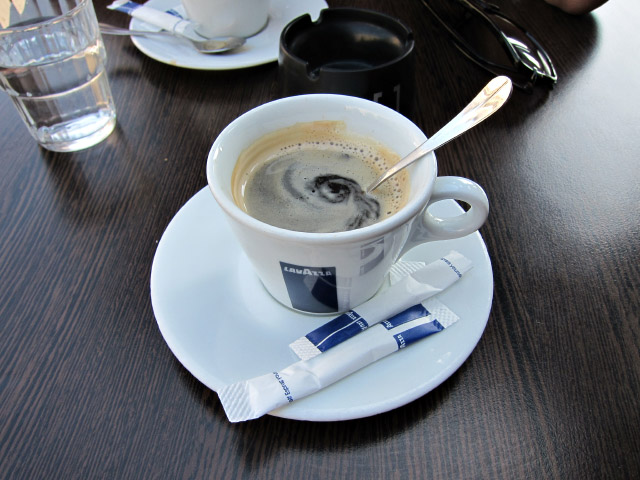 Je bois un café