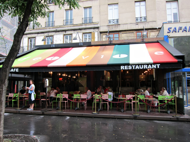 Nous nous arrêtons au Delaville café