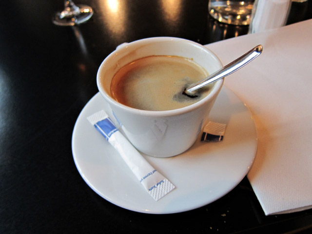 Je bois un café