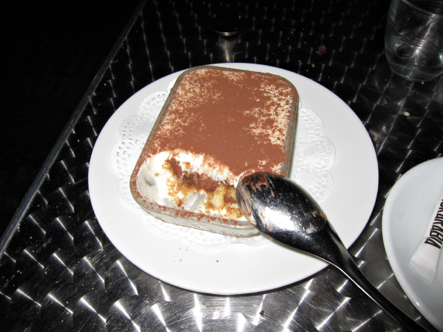 Je mange un tiramisu