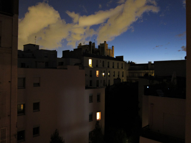 Je regarde à la fenêtre