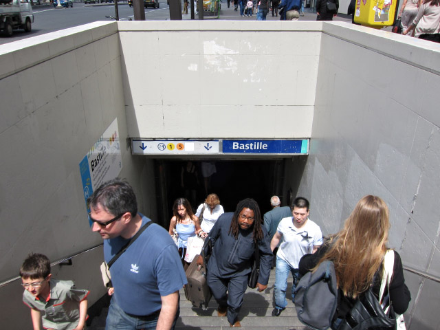 Nous descendons dans le métro