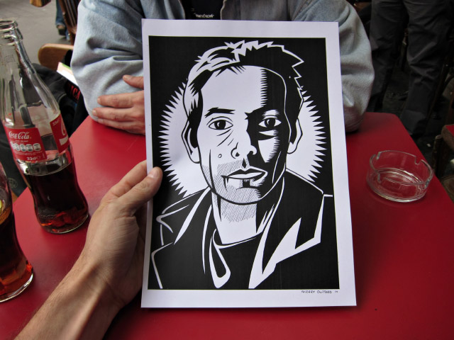 Thierry me montre le portrait qu'il a fait de moi