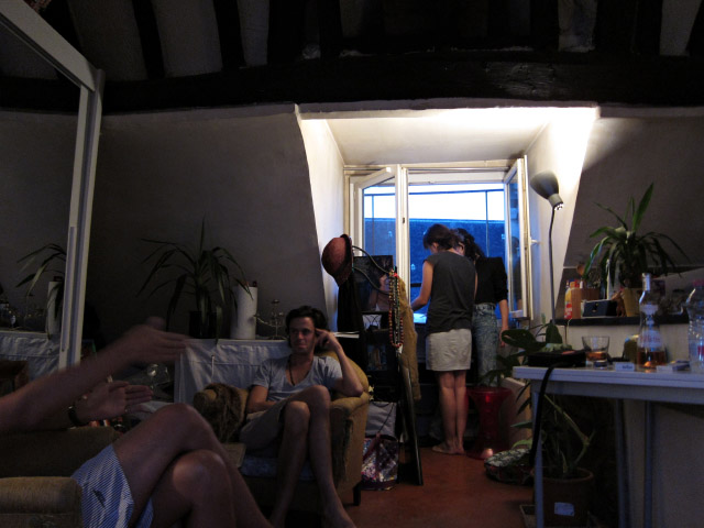 Des amis à elle passent à l'improviste
