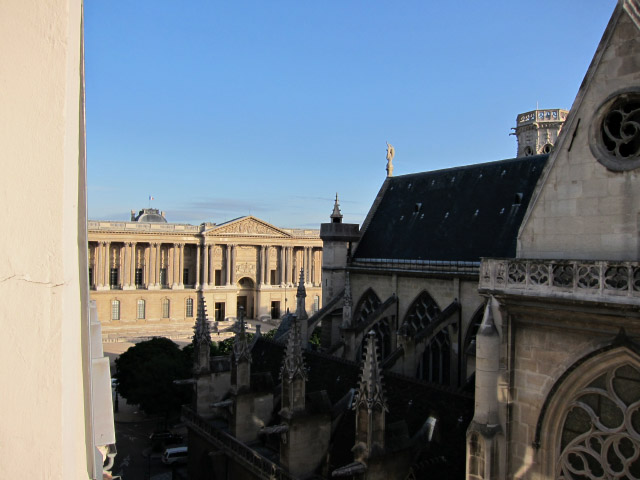 Je regarde par la fenêtre