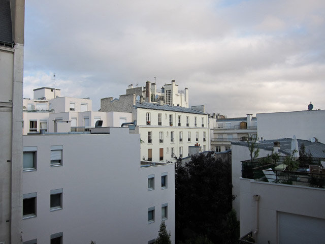 Je regarde par la fenêtre