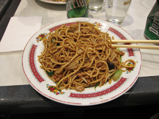 Je mange des pâtes chinoises