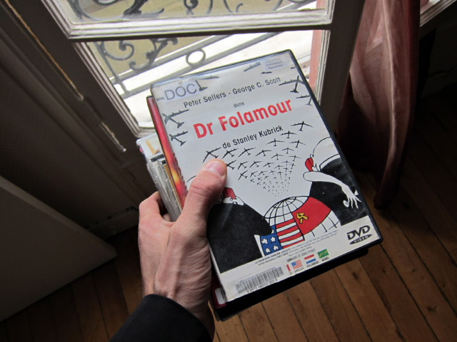 Je passe chez moi prendre les DVD's empruntés à la médiathèque