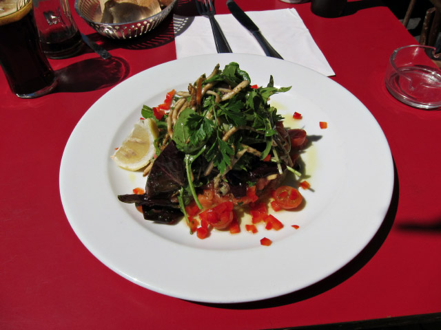 Je mange une salade