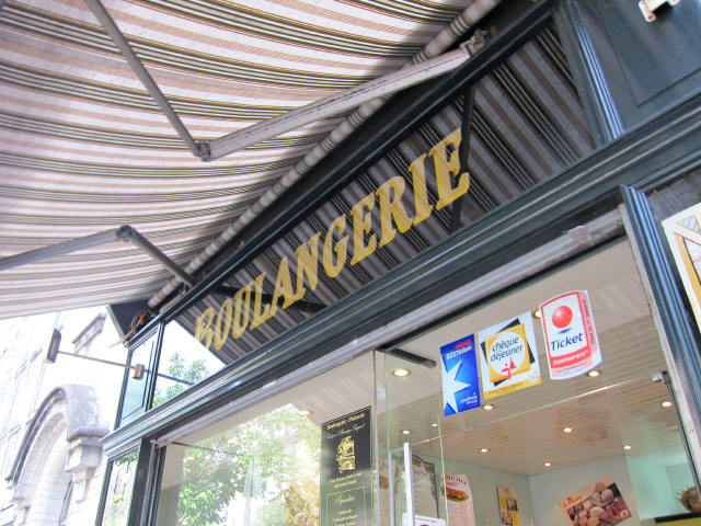 Je vais à la boulangerie
