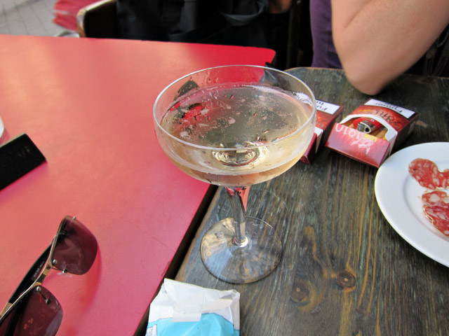 Nous allons boire un verre de champagne à la Renaissance
