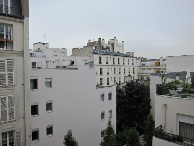 Je regarde par la fenêtre
