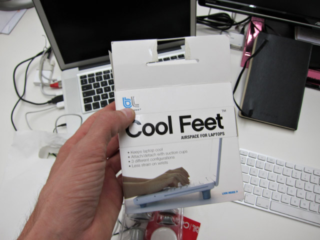 Elle m'a apporté des pieds pour mon ordinateur