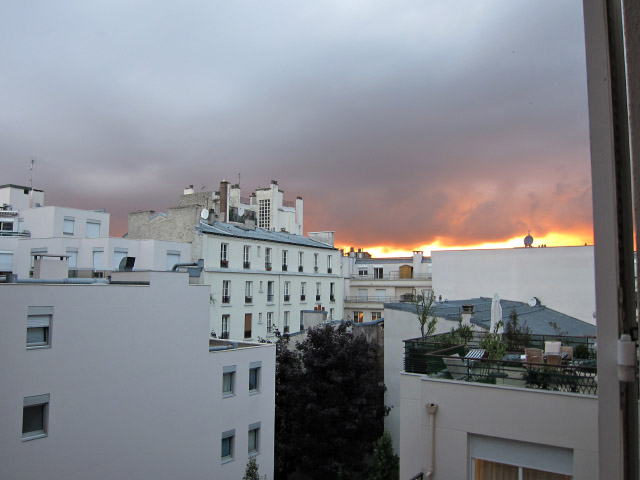 Je regarde par la fenêtre