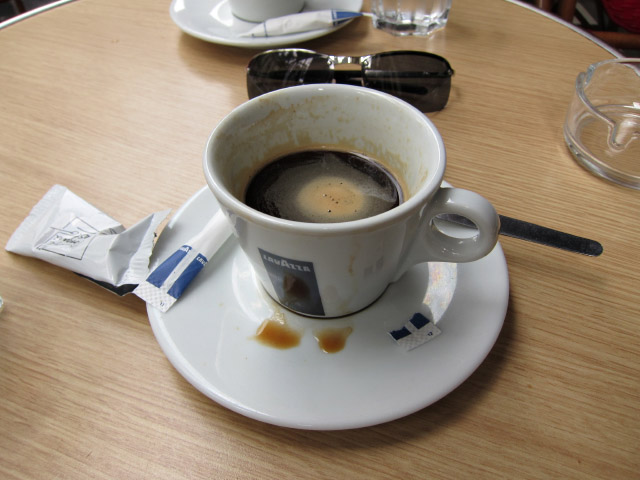 Je bois un café
