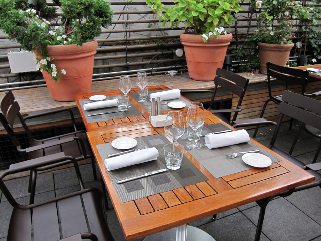 Je m'installe à notre table réservée