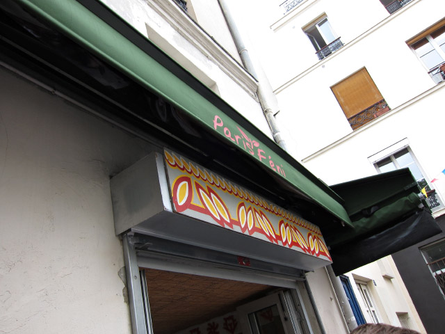 Nous allons manger chez Paris Féni