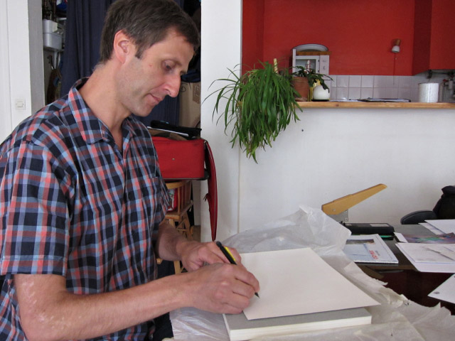 Édouard me signe le dessin que j'ai choisi