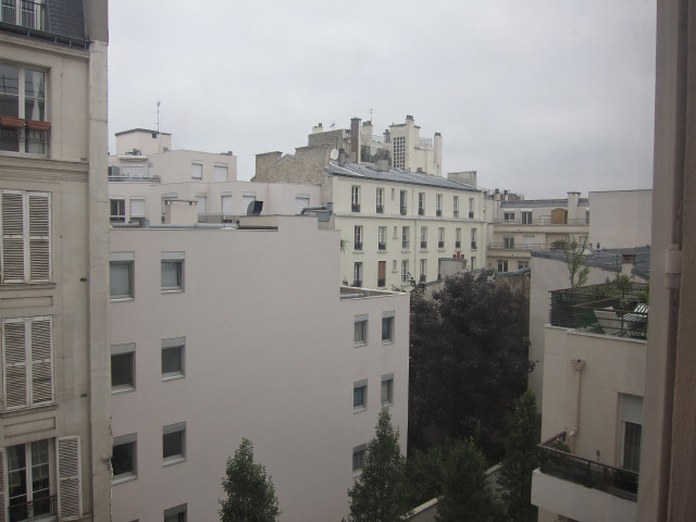 Je regarde par la fenêtre
