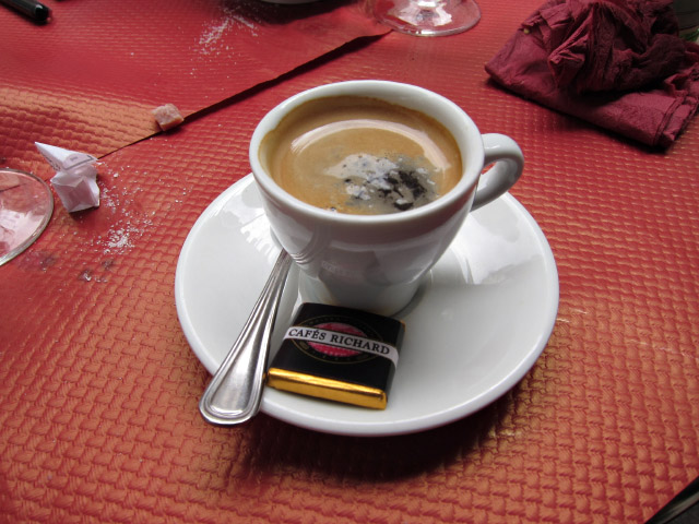 Je bois un café