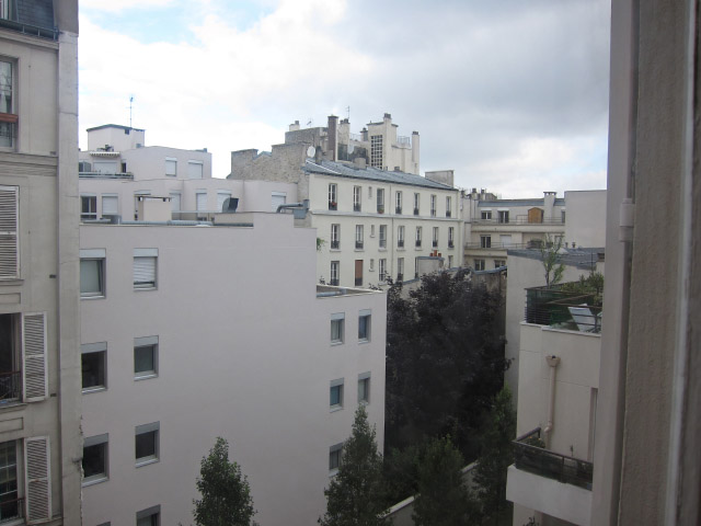 Je regarde par la fenêtre