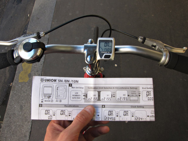 Je regarde comment régler le compteur que le mécanicien vient de m'installer
