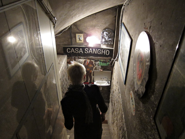 Nous allons à la cave trouver un cadeau pour Lou