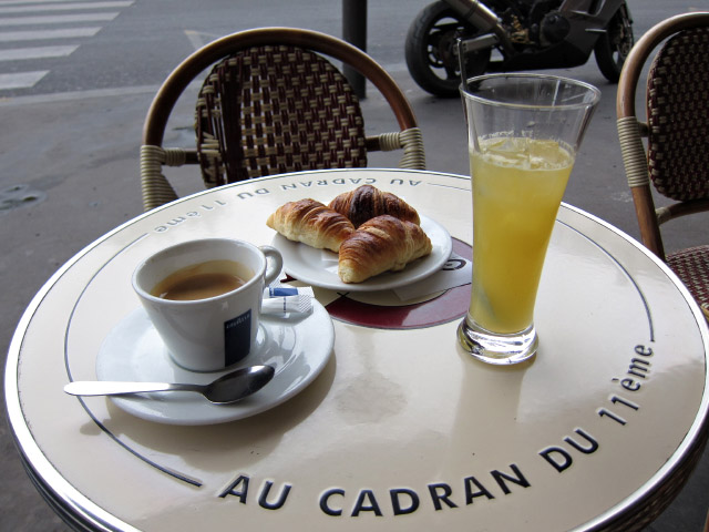 Je prends un petit déjeuner dans un bar