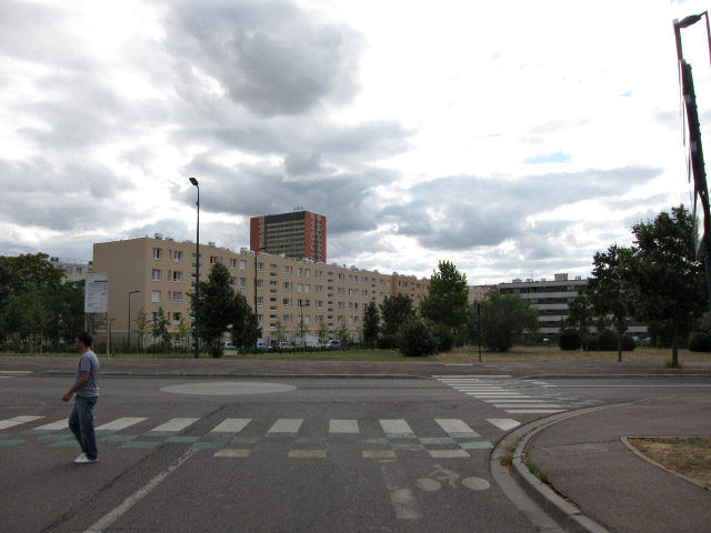Je repars. Je me perds dans des cités