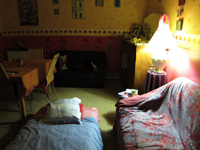 Alexandra m'a installé un lit. Je me couche immédiatement