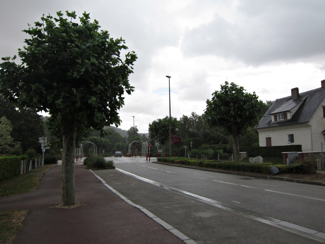 Il se met à pleuvoir, je m'abrite sous un arbre