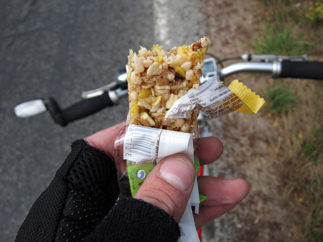 Je mange une barre de céréales