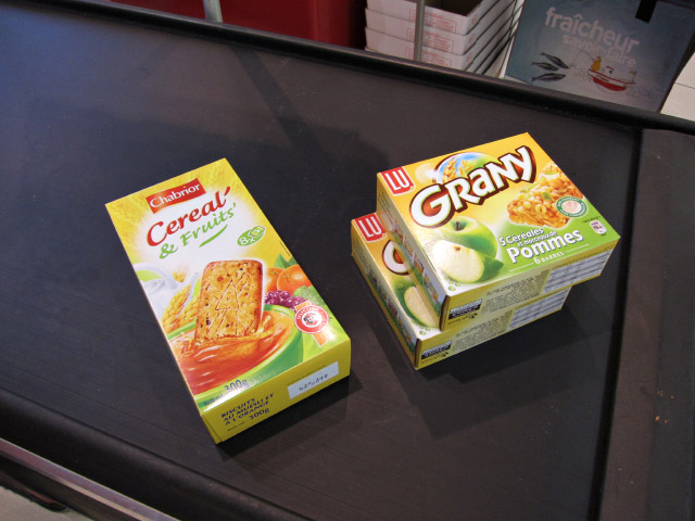 J'achète des barres de céréales et des biscuits