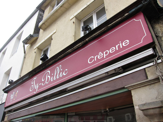 Il pleut toujours. Je décide de m'arrêter manger en attendant