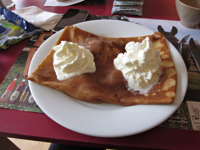 Je mange une crêpe dessert