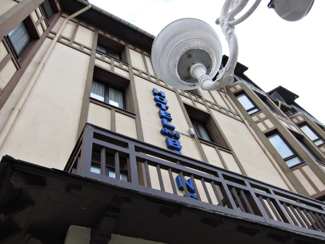 Je vais voir à l'Hôtel des bains si ils ont de la place