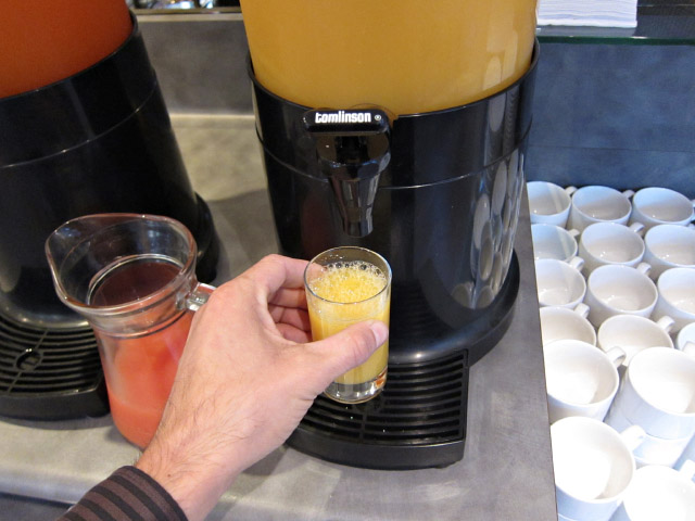 Je me sers du jus d'orange