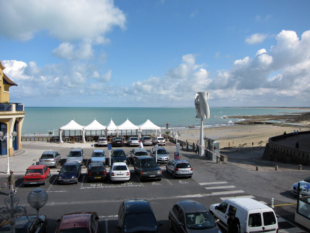 Je regarde par la fenêtre