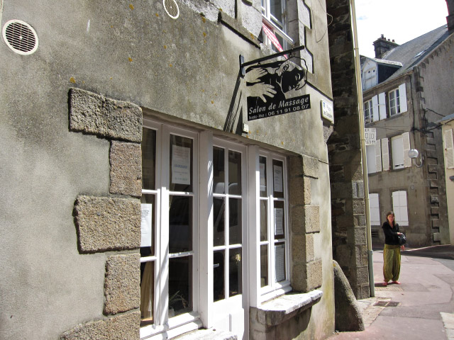 Je me décide à trouver un masseur pour soulager mes muscles. Après plusieurs appels infructueux je trouve ce salon