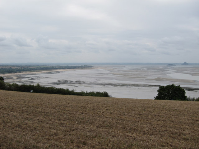 La baie du Mont Saint-Michel. J'aperçois ce dernier au loin