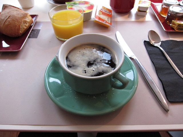 Je prends mon petit déjeuner à l'hôtel