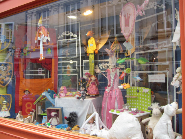 Je vais dans un magasin de jouets