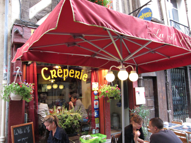 Je vais dans une crêperie