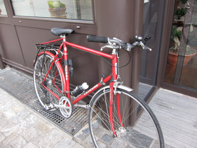 Je le ramène à l'hôtel