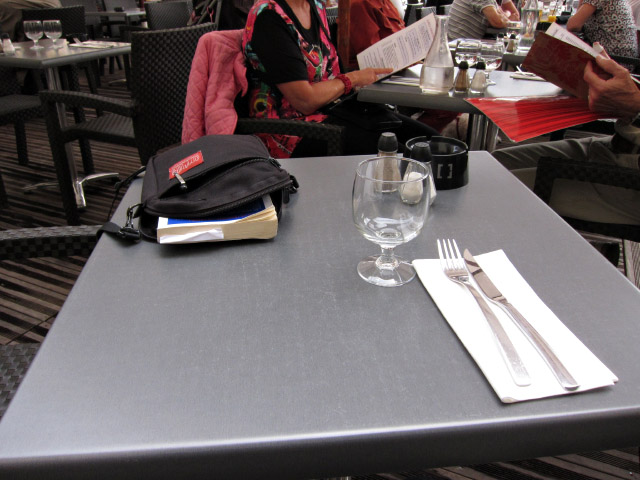 J'attends qu'on me serve