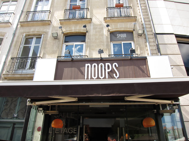 Je vais dans un bar