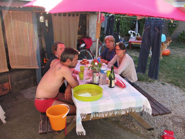 Nous nous installons à table