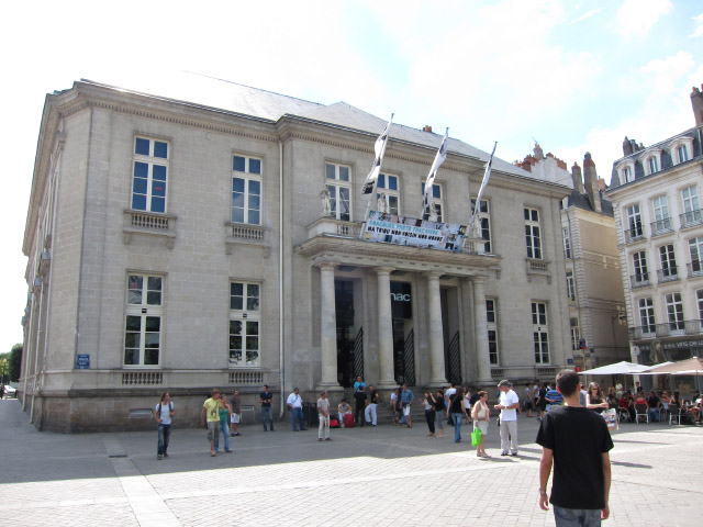 Nous allons place du Commerce