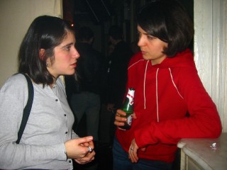 Adrienne et Sabine en pleine discussion