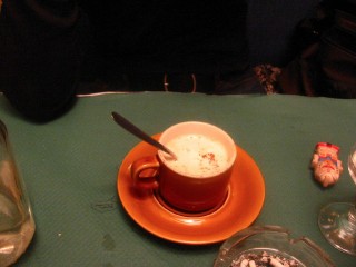 Sabine boit un capuccino